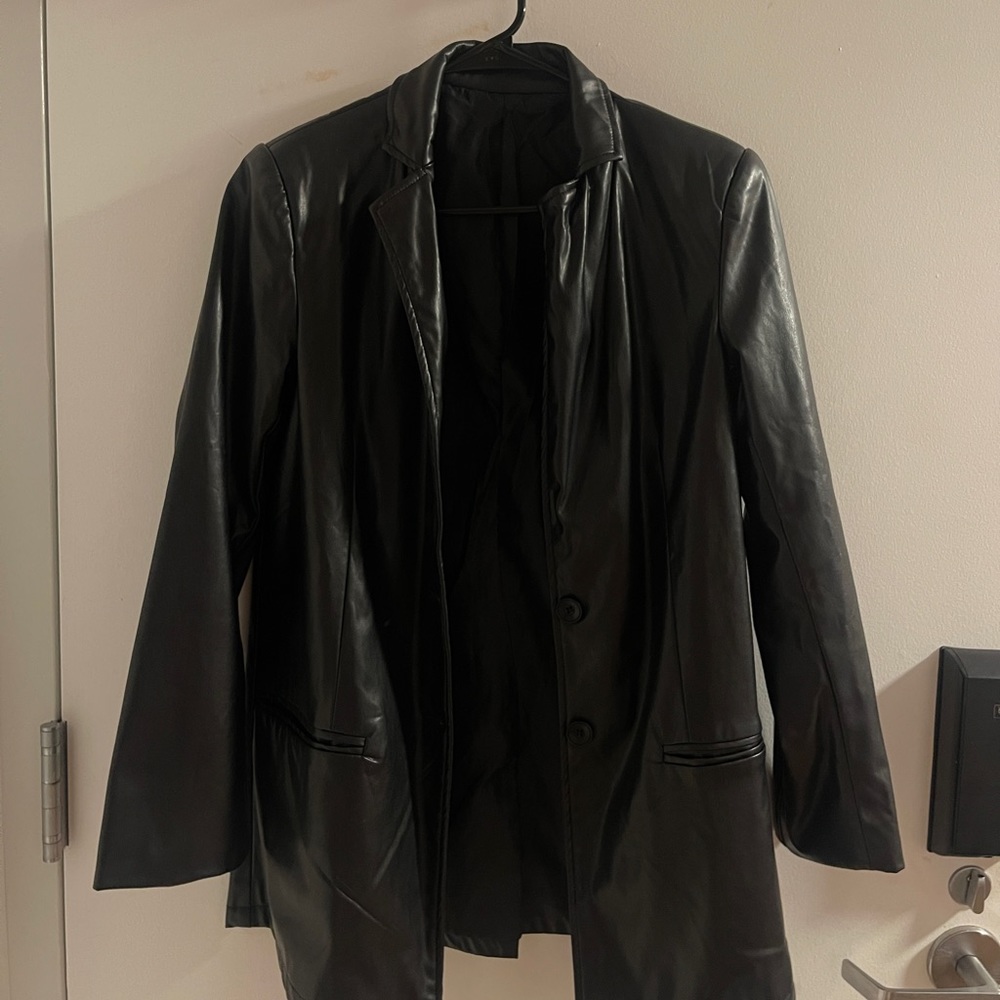 HARDLY WORN Black leather jacket
